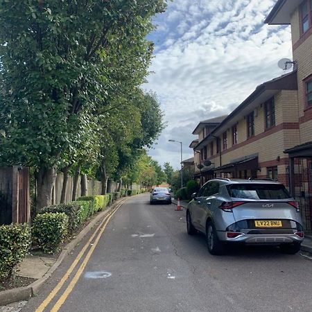 Large, Spacious 3 Bedroom Sleeps 6, Apartment For Contractors And Holidays In Lewisham, Greater London - 1 Free Parking Space & Free Wifi المظهر الخارجي الصورة