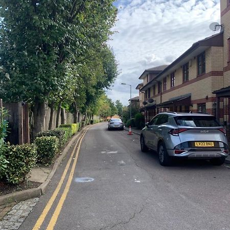 Large, Spacious 3 Bedroom Sleeps 6, Apartment For Contractors And Holidays In Lewisham, Greater London - 1 Free Parking Space & Free Wifi المظهر الخارجي الصورة