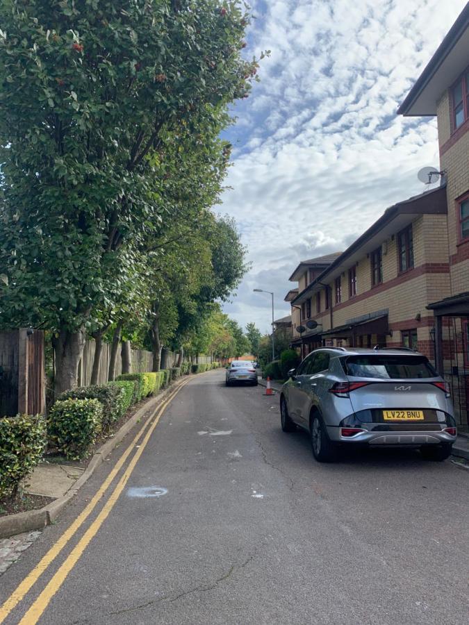 Large, Spacious 3 Bedroom Sleeps 6, Apartment For Contractors And Holidays In Lewisham, Greater London - 1 Free Parking Space & Free Wifi المظهر الخارجي الصورة