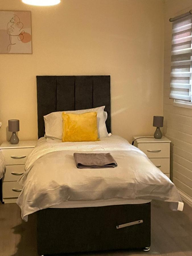 Large, Spacious 3 Bedroom Sleeps 6, Apartment For Contractors And Holidays In Lewisham, Greater London - 1 Free Parking Space & Free Wifi المظهر الخارجي الصورة