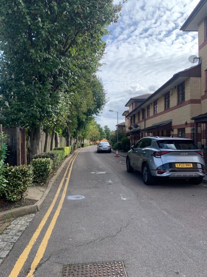 Large, Spacious 3 Bedroom Sleeps 6, Apartment For Contractors And Holidays In Lewisham, Greater London - 1 Free Parking Space & Free Wifi المظهر الخارجي الصورة