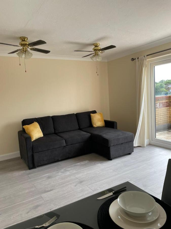 Large, Spacious 3 Bedroom Sleeps 6, Apartment For Contractors And Holidays In Lewisham, Greater London - 1 Free Parking Space & Free Wifi المظهر الخارجي الصورة