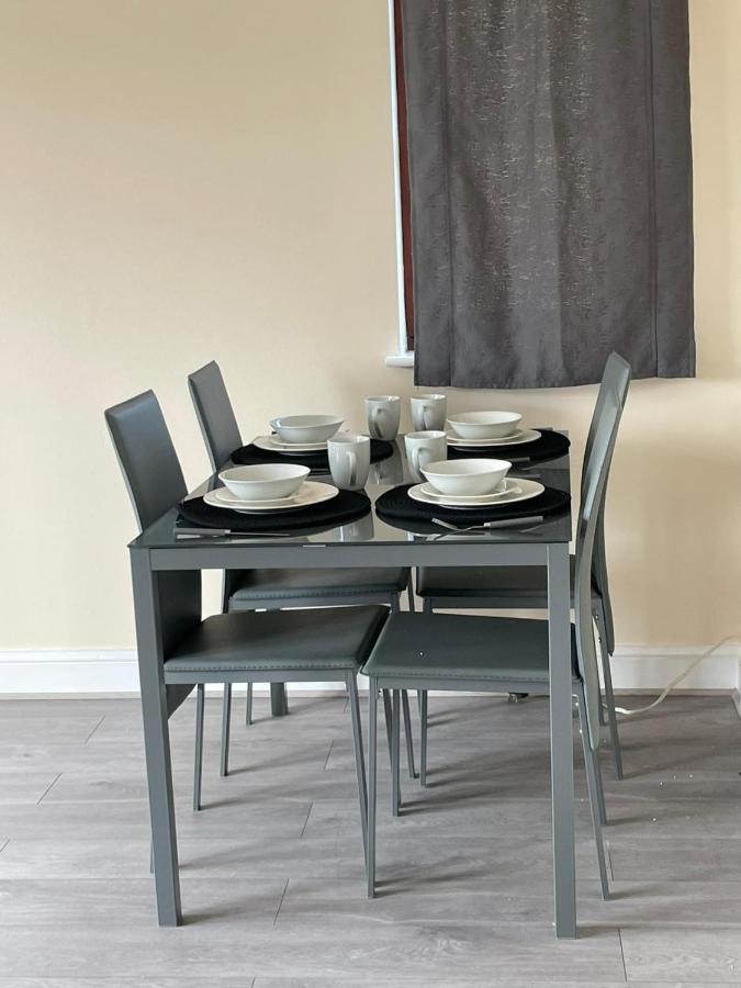 Large, Spacious 3 Bedroom Sleeps 6, Apartment For Contractors And Holidays In Lewisham, Greater London - 1 Free Parking Space & Free Wifi المظهر الخارجي الصورة